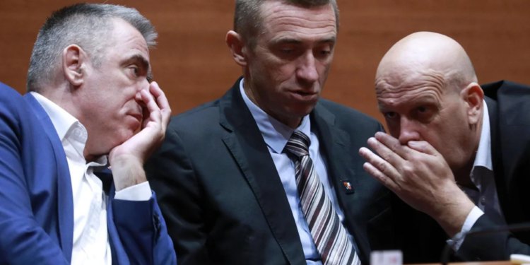 Slobodna Dalmacija – Šef DP-a Penava: Osuđujem incident u Splitu! Splitski DP: A mi podržavamo hrabre splitske mladiće koji su to izveli…