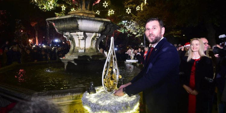 Slobodna Dalmacija – Split zasjao u duhu Božića: upaljena prva adventska svijeća, evo koga smo sve zatekli u čarobnom Đardinu