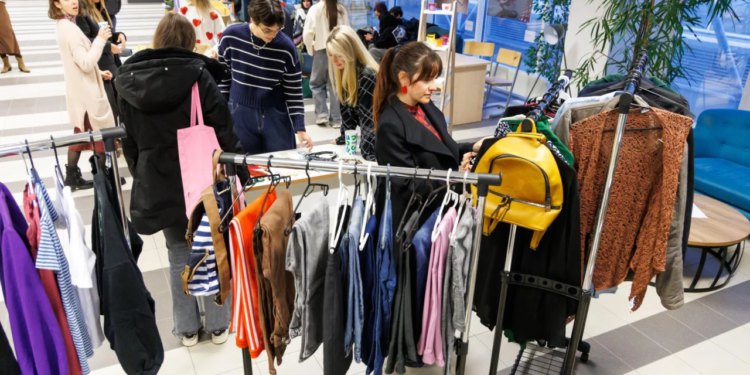 Slobodna Dalmacija – Splitski studenti kontra konzumerizma: Dosta nam je Temua i Sheina, radije ćemo se mijenjati nego kupovati ‘brzu modu’!