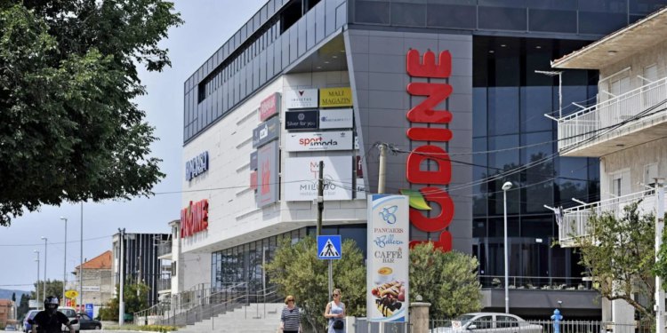 Slobodna Dalmacija – Šuškalo se mjesecima… Veliki trgovački centar ide na dražbu, završio u stečaju, unatoč finoj zaradi! Poznati su krivci