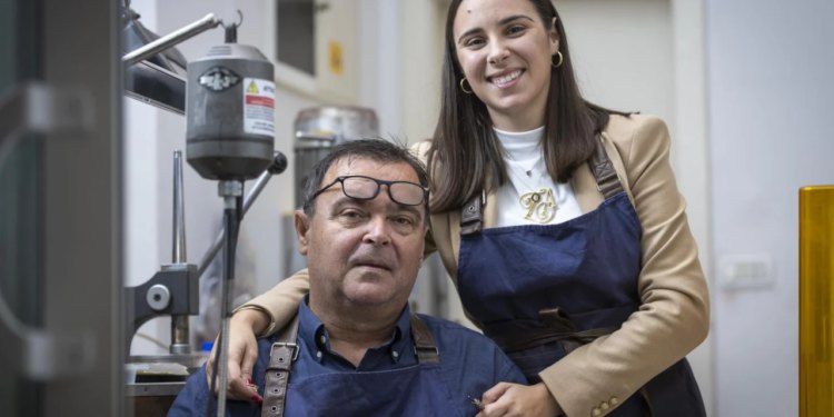 Slobodna Dalmacija – Sve četiri kćeri Ivišić stale su uz oca u vlastitoj zlatarnici da bi danas naučile, a sutra nastavile zlatnu tradiciju obitelji