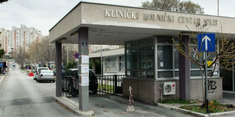 Slobodna Dalmacija – Tri vatrogasna vozila s 11 vatrogasaca projurila do KBC-a Split zbog dima u zgradi na Firulama