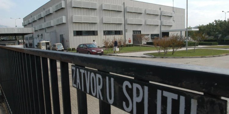 Slobodna Dalmacija – Trojici napadača na Srbe u Splitu određen istražni zatvor; šestorica su još uvijek u policiji, čeka se važna odluka