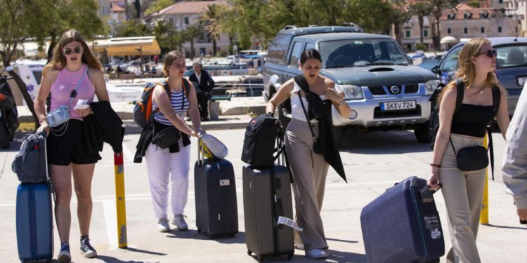 Slobodna Dalmacija – Udružilo se stotinu bračkih žena! Preporodit će otok: ‘Nije lako biti žena u ruralnoj sredini, kamoli poduzetnica…’