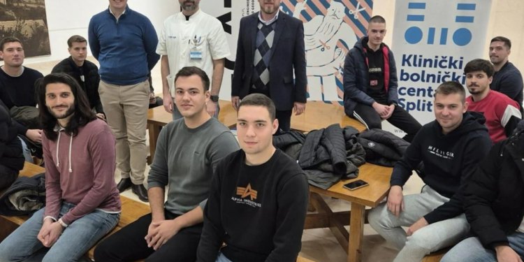 Slobodna Dalmacija – Urolog studentima pregledavao testise na splitskoj Građevini, odazvalo ih se čak 40. A sad je na redu i Pub kviz…