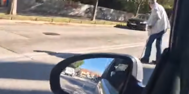 Slobodna Dalmacija – VIDEO Čovjek sa štakama prelazi cestu s četiri prometne trake; komentar: ‘Opet jedan koji može nekom uništiti život’