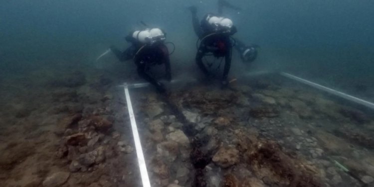 Slobodna Dalmacija – Veliko otkriće pod morem kod dalmatinskog otoka: ‘Duga je više od 300 metara, potječe iz 4700. godine prije Krista’