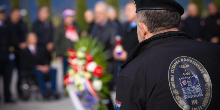 Slobodna Dalmacija – Zar na ovakav dan?! Zaratili splitski branitelji: ‘On je jugoslavenski milicajac! Vikao Srbija do Grenlanda…’