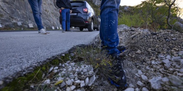 Slobodna Dalmacija – ‘Zarobljenima’ u zaleđu Omiša prekipjelo, najavljuju prosvjede: Djecu nam voze cestom koja nije ni za traktor, dosta je