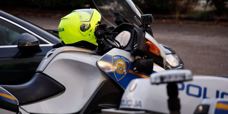 Slobodna Dalmacija – Zašto sud ovakve pušta na slobodu?! Uhvatila ga policija, ništa kod sebe nije imao, osim gomile prekršaja…