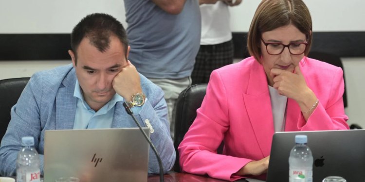 Slobodna Dalmacija – Žestoki okršaj ispred Banovine? Puljkovi sazvali izvanrednu presicu, spominju ucjenu; nakon Šutine ‘bombe’ sve odzvonilo