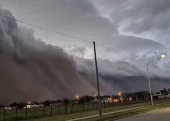 Divovski ‘zid od oblaka’ navio se nad gradom: Stiglo važno upozorenje