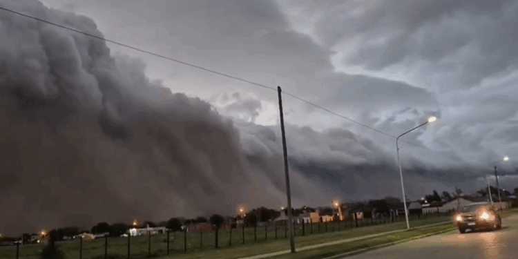 Divovski ‘zid od oblaka’ navio se nad gradom: Stiglo važno upozorenje