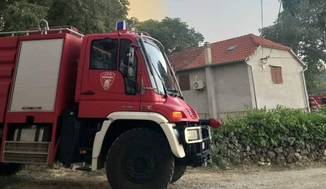 VATROGASCI INTERVENIRALI Požar na šibenskom Baldekinu: "Zapalili se kontejneri,a čula se i eksplozija"