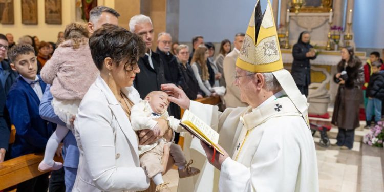 Splitsko-makarski nadbiskup krstio deveto dijete obitelji Ajduk u Opuzenu