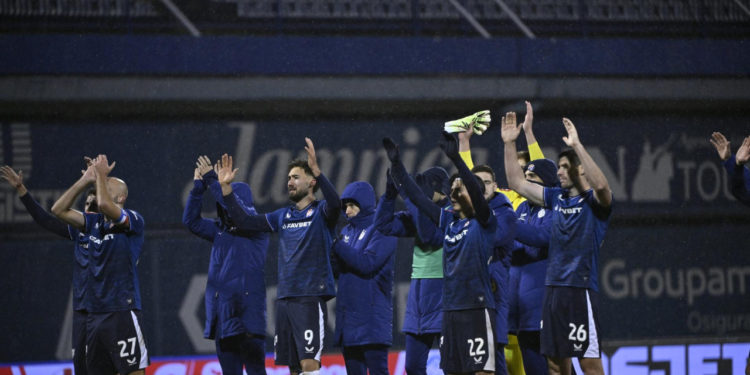 Sportske novosti – Dinamo u problemima: Trener na udaru, navijači nezadovoljni