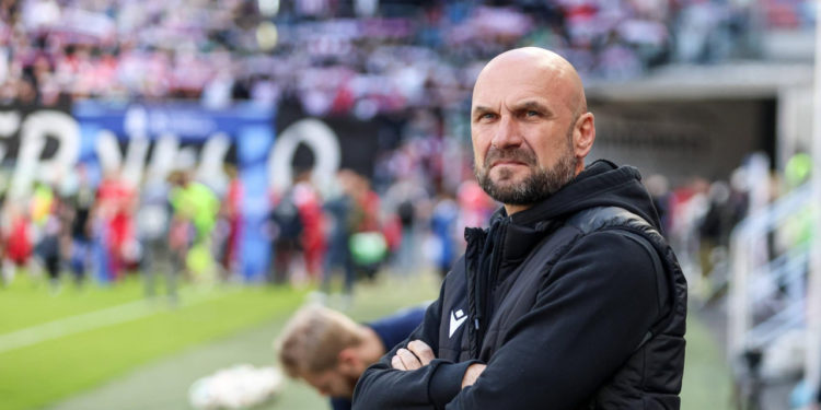 Sportske novosti – Sopić odmah lupio šakom o stol, momčad u karanteni, svi igrači spavat će na stadionu