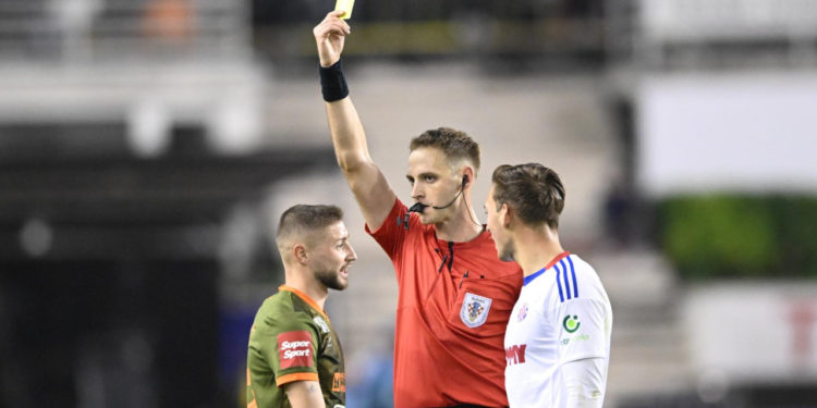 Sportske novosti – VIDEO: Branič Osijeka zalegao na travnjak nakon duela pa dobio