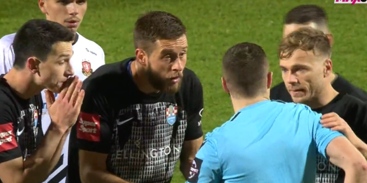Sportske novosti – VIDEO Najružniji trenutak sezone: Pljuvanje igrača Vukovara šokiralo publiku, sudac nakon VAR provjere bez milosti