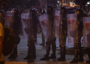 Sukob prosvjednika i pristaša vlade na ulicama Beograda (VIDEO) — RT World News