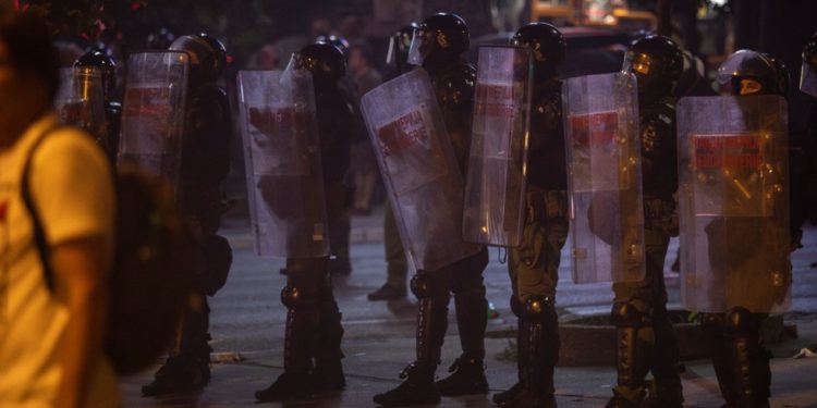 Sukob prosvjednika i pristaša vlade na ulicama Beograda (VIDEO) — RT World News