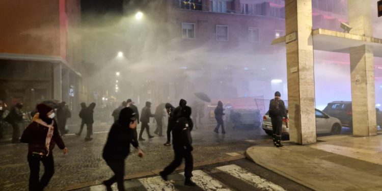 Sukobi prosvjednika i policije u Bologni prije košarkaške utakmice Virtus-Maccabi