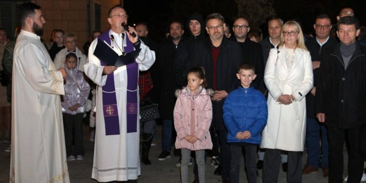 Svijeća nade zasjala na Gospinu Otoku: Solin večeras ušao u Došašće