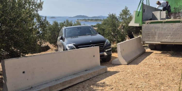 To nije istina, recite im da mogu ukloniti automobil s moje zemlje kad god žele!