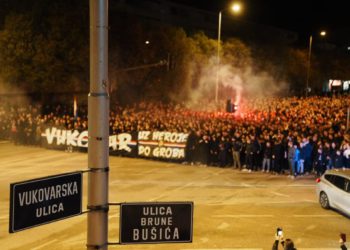 Torcida skandirala “Vukovar! Škabrnja!”, a zatim je krenula pjesma “Moja domovina”
