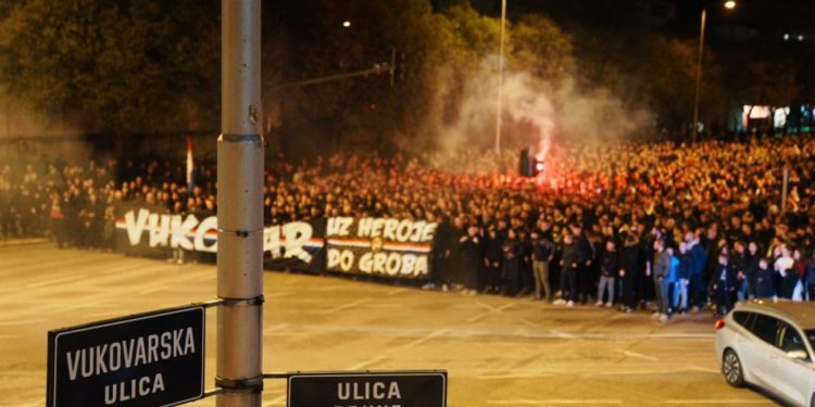 Torcida skandirala “Vukovar! Škabrnja!”, a zatim je krenula pjesma “Moja domovina”