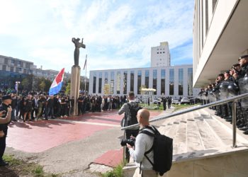Torcida stigla pred sud u Splitu, dočekala ih policija: ‘Uz heroje do groba’