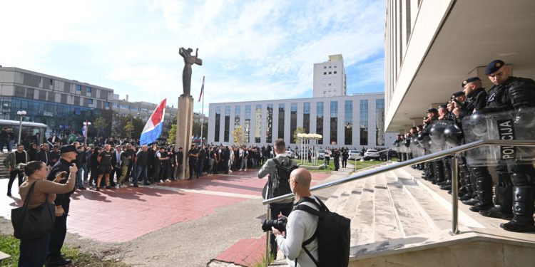 Torcida stigla pred sud u Splitu, dočekala ih policija: ‘Uz heroje do groba’