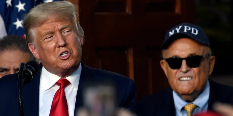 Trump pomiluje desetke ključnih saveznika uključenih u sagu o miješanju u izbore 2020