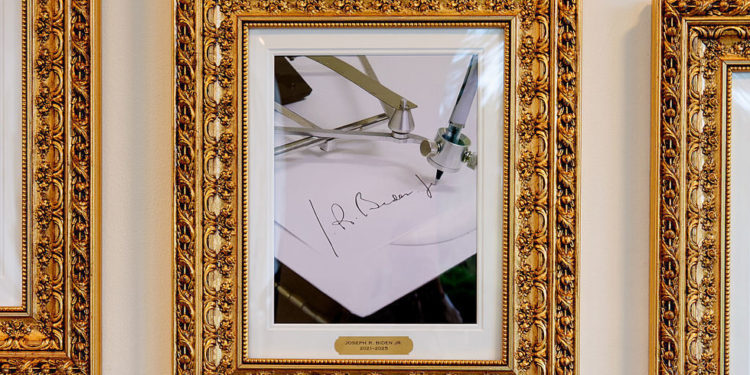 Trump poništava izvršne naloge iz Bidenove ere koje je potpisao autopen — RT World News