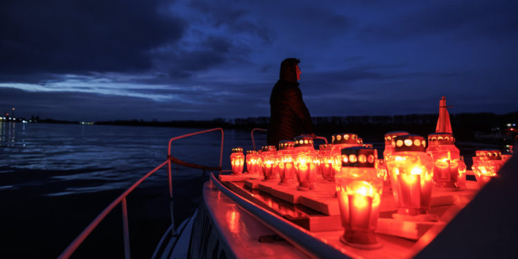 Tužna obljetnica: Svjetlosna rijeka sjećanja za branitelje i civile u Vukovaru