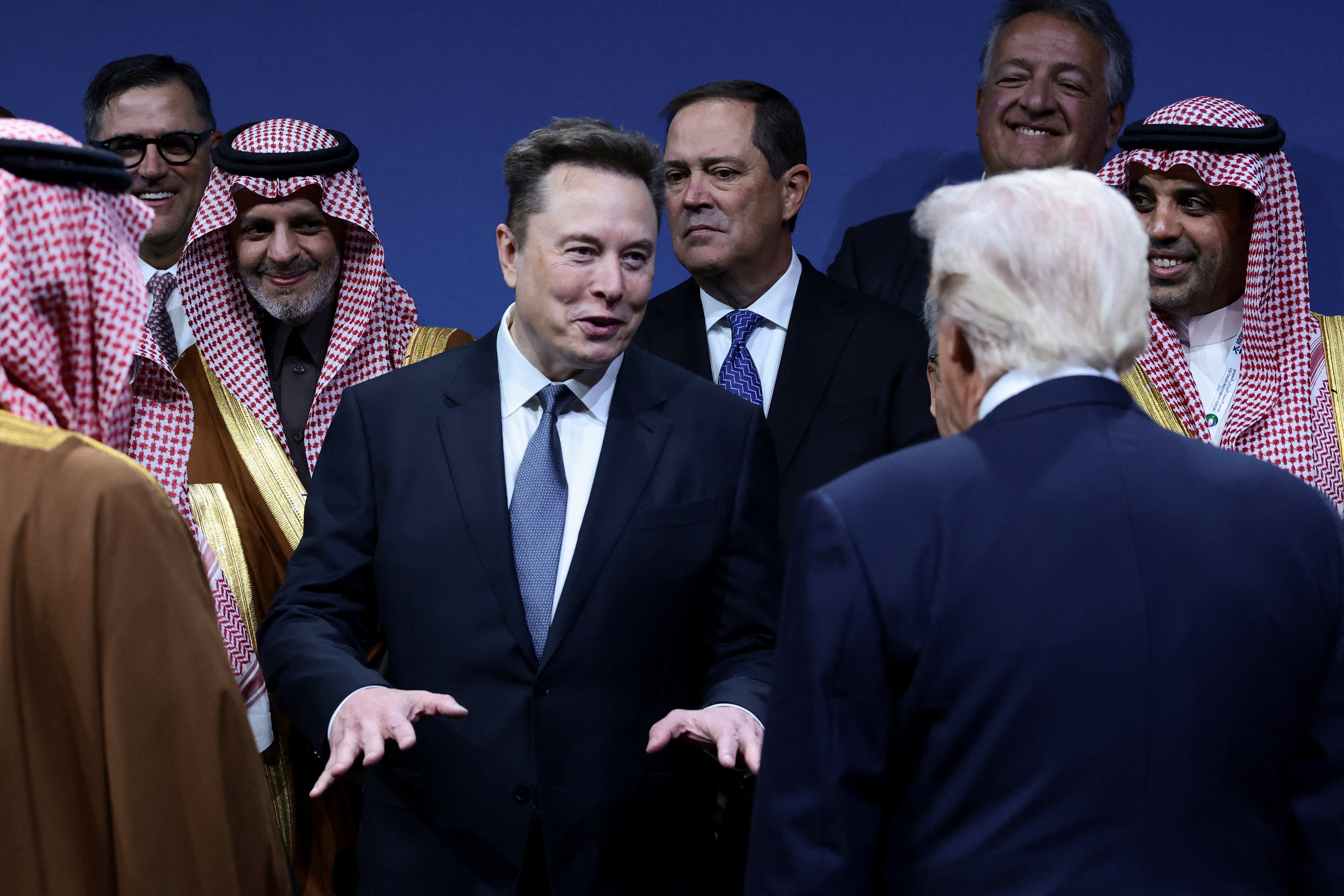 Američki predsjednik Donald Trump i Elon Musk komuniciraju tijekom američko-saudijskog investicijskog foruma u Washingtonu, DC, SAD, 19. studenog 2025. REUTERS/Evelyn Hockstein