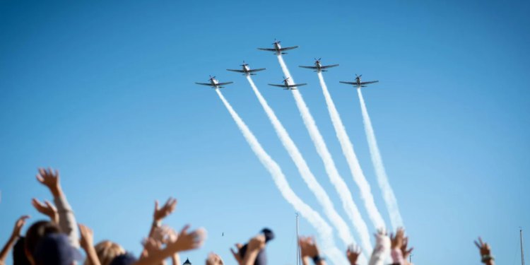 U Vodicama obilježeno 25 godina Milenijske fotografije Šime Strikomana: kadrovi preleta Krila Oluje oduzimaju dah