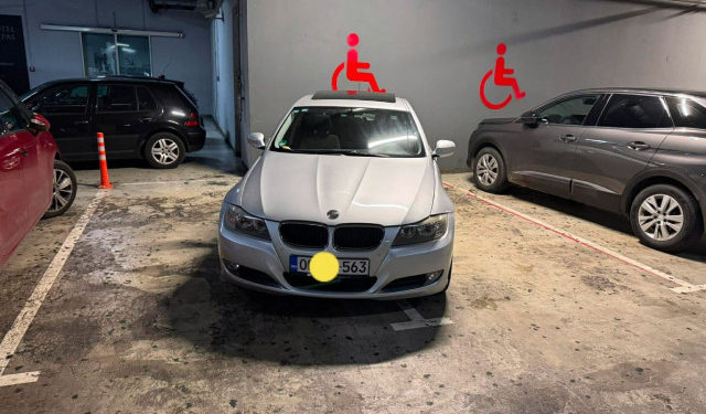 U podzemnoj garaži Mepasa BMW-om zauzeo dva mjesta za osobe s invaliditetom, roditelj djece s poteškoćama ogorčen