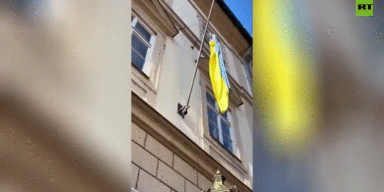 Ukrajinska zastava skinuta s češkog parlamenta (VIDEO) — RT World News