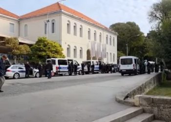 Uskoro prosvjed Torcide u Splitu, sve je puno policije: Muškarac došao u majici s Titom