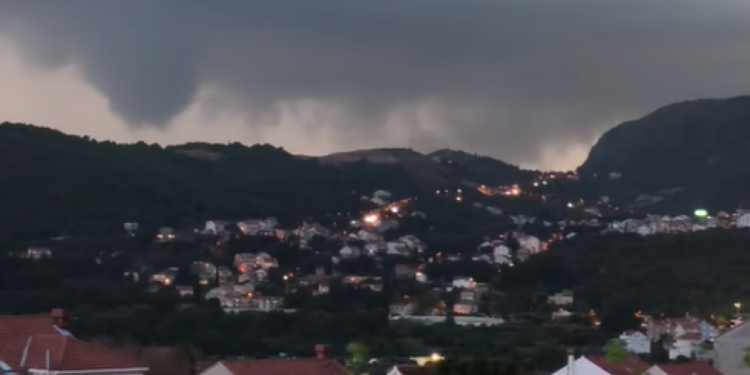 Uz lavež pasa i tutnjavu: Pogledajte primicanje grmljavinske oluje dubrovačkom području