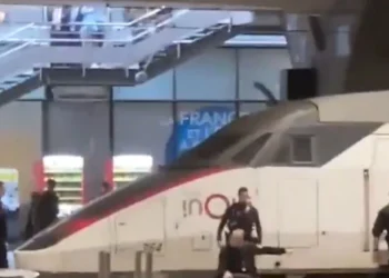 Užas u europskoj metropoli: Prijetio da će prerezati grkljan ženi i djetetu