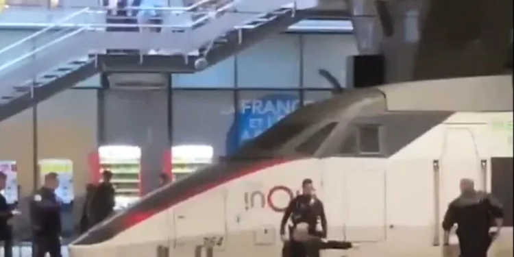 Užas u europskoj metropoli: Prijetio da će prerezati grkljan ženi i djetetu