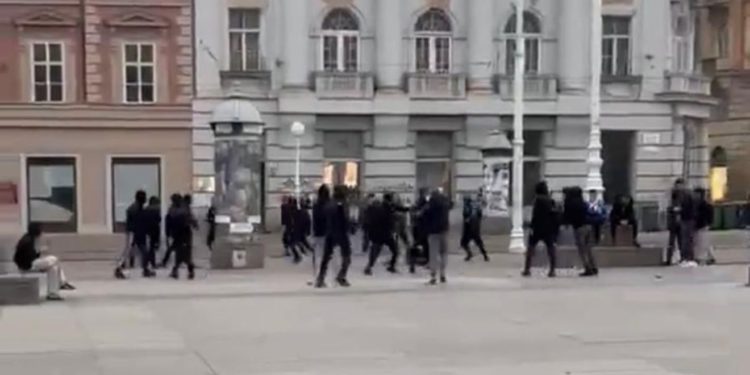 Uzemirujuća snimka scene na Trgu: ‘Usred bijela dana, maskirani klinci se mlate’