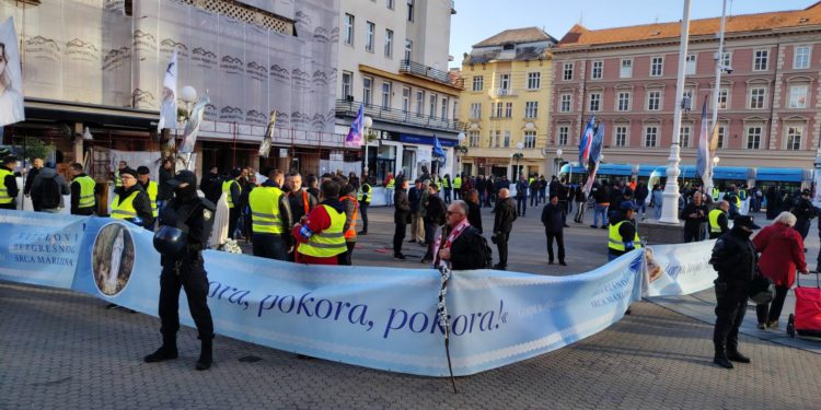 (Uživo) Molitelji na Trgu, prizor iznenadio sve: Ovo se još nije dogodilo