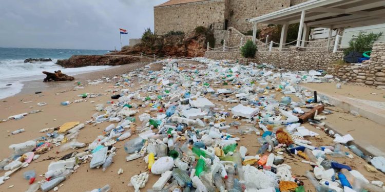 VELIKI POZDRAV IZ ALBANIJE Ovo su darovi "prijateljske" zemlje – Pogledajte na što sliči najpoznatija dubrovačka plaža