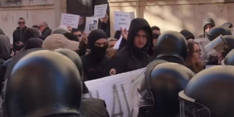 VIDEO Na Dalmatinskom maršu se pojavili maskirani mladići, došlo do naguravanja s policijom