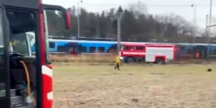 Velika željeznička nesreća u Češkoj: U sudaru vlakova pet teško ozlijeđenih