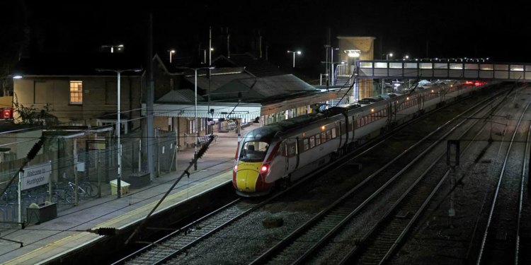 Više ljudi izbodeno nožem u britanskom vlaku u blizini stanice u Cambridgeshireu, 2 uhićene