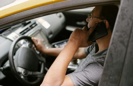 Više od 40 vozača na dubrovačkim prometnicama kažnjeno jer su vozili i razgovarali na mobitel